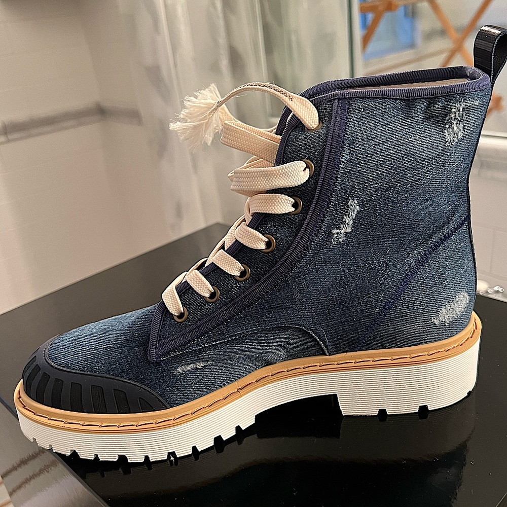 HOGAN ALERT! Hogan distressed ink blue denim ankle boots! WORN ONCE!
Size US 10
